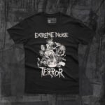 Playera negra de la banda Extreme Noise Terror diseño Filthkick In It For Life frente.
