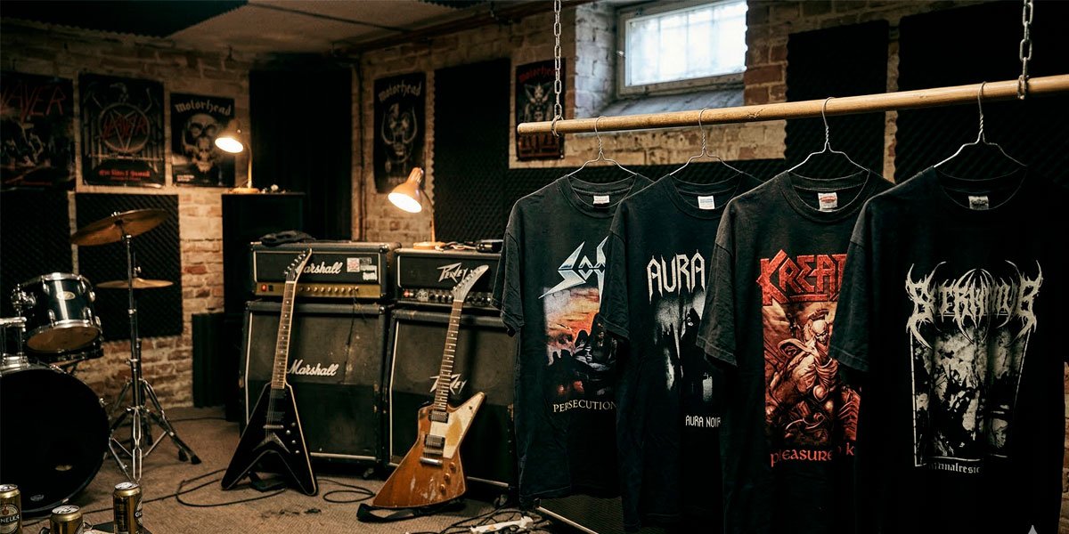 Fans usando playeras de thrash metal en concierto underground