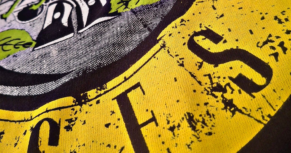 Detalle de serigrafía tacto cero fundida en playera de algodón.